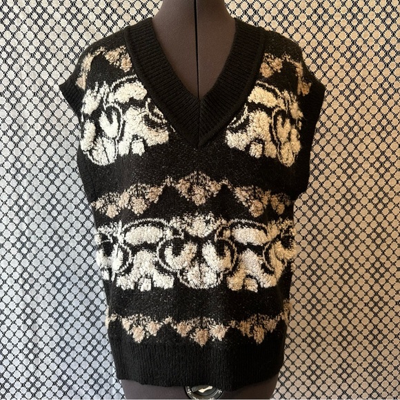 Belldini Sweaters - Black and Cream V-Neck Sweater / Belldini Size M